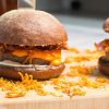 Burguer de Costela no Pão Australiano com Cheddar no Whisky e Crispy de Cenoura