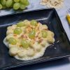Nhoque ao Molho Alfredo com Amêndoas Tostadas e Uvas Brancas