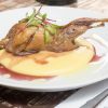 Codorna Assada com Molho de Vinho Tinto, Polenta Cremosa e Azeite Trufado
