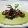 Polenta Cremosa Verde com Ragú Triplo Funghi
