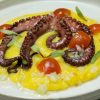 Polvo Salteado com Purê de Mandioquinha e Vinagrete