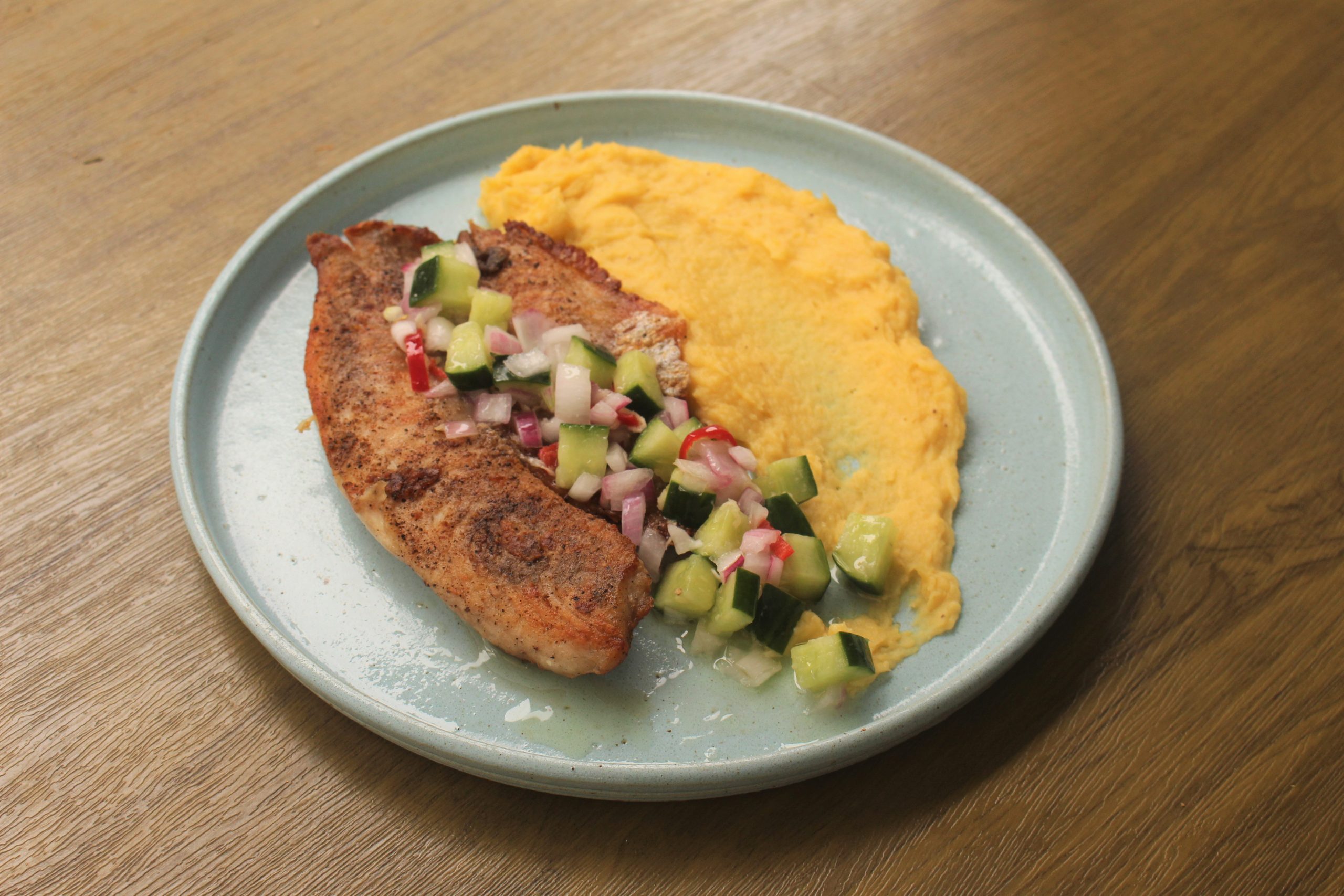 Tilápia Grelhada com Purê de Banana e Vinagrete The Market l O